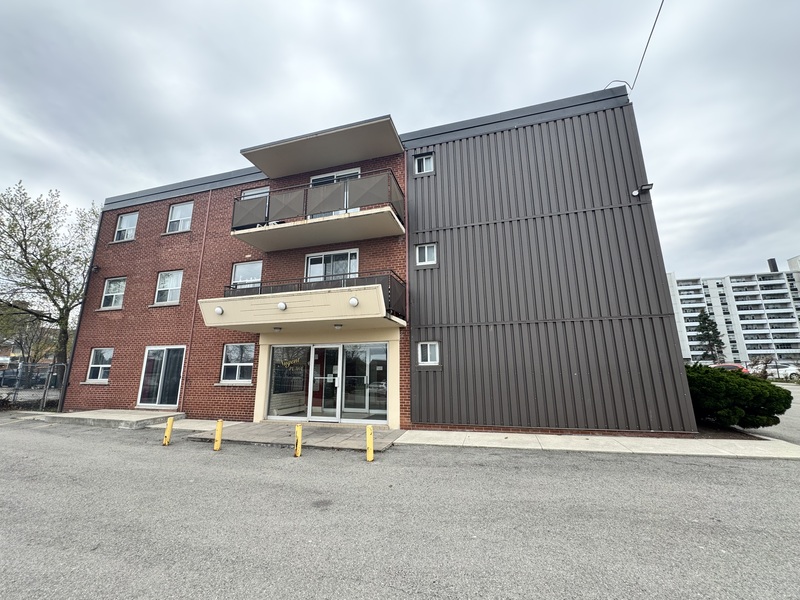 PERFECT BACHELOR PAD LOCATED ON A QUIET CUL-DE-SAC!